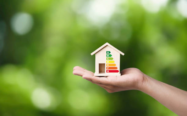 l’efficacité énergétique de la maison, le concept de classe d’évaluation économe en énergie, la rénovation écologique de la maison permettent de réduire les coûts. maison écologique basse consommation. concept de construction écologique pou - diagnostic énergétique photos et images de collection